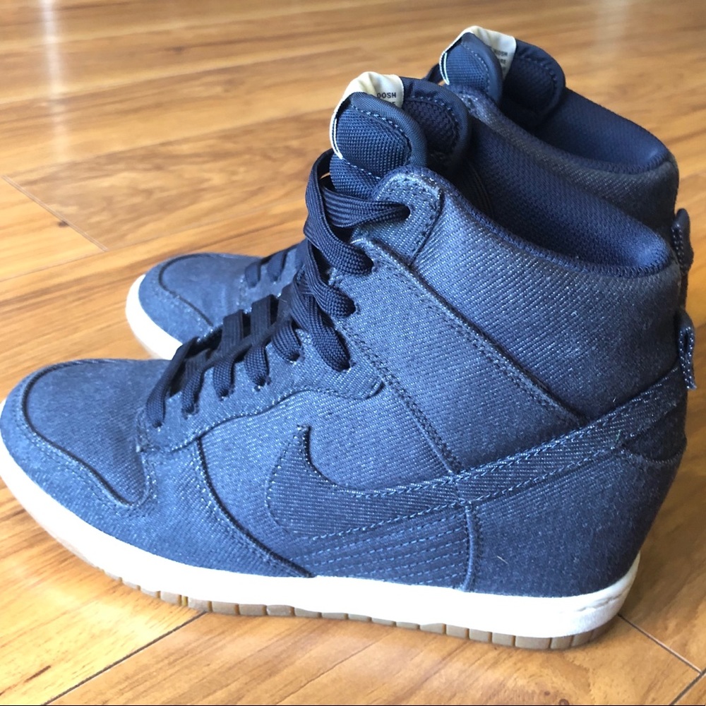 Women’s NIKE Dunk Sky Hi Essential 644877-400